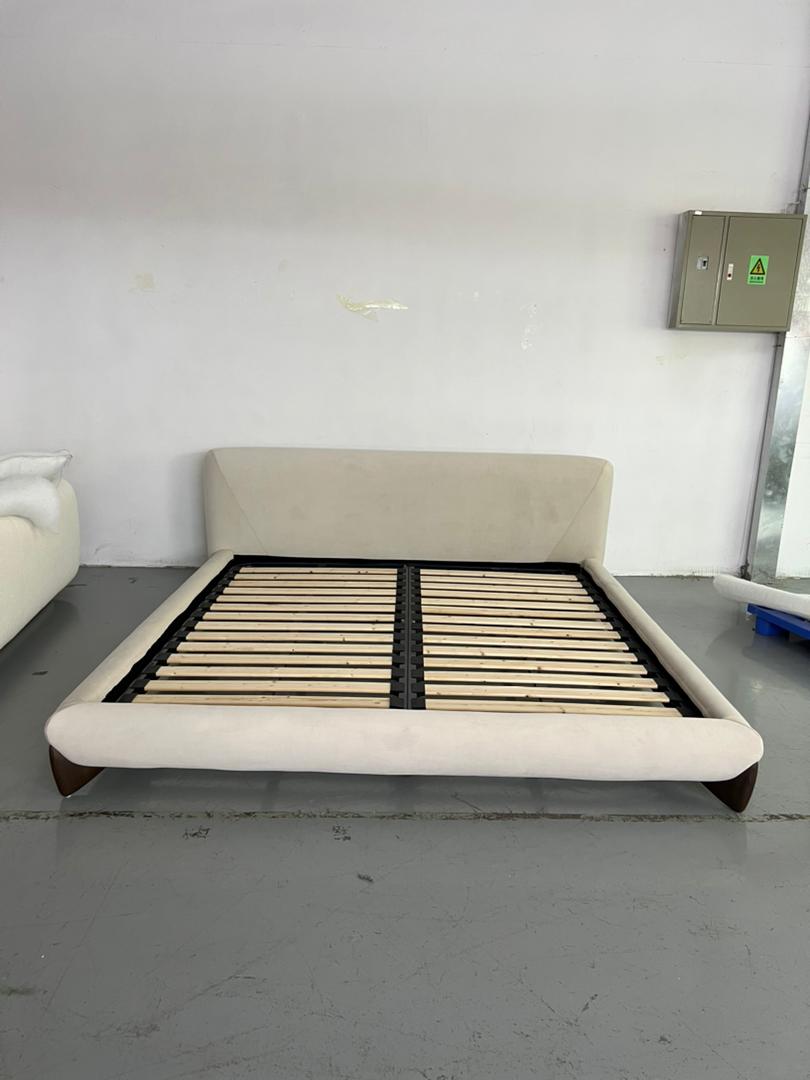 Kabin bed (king size in Cream velvet)