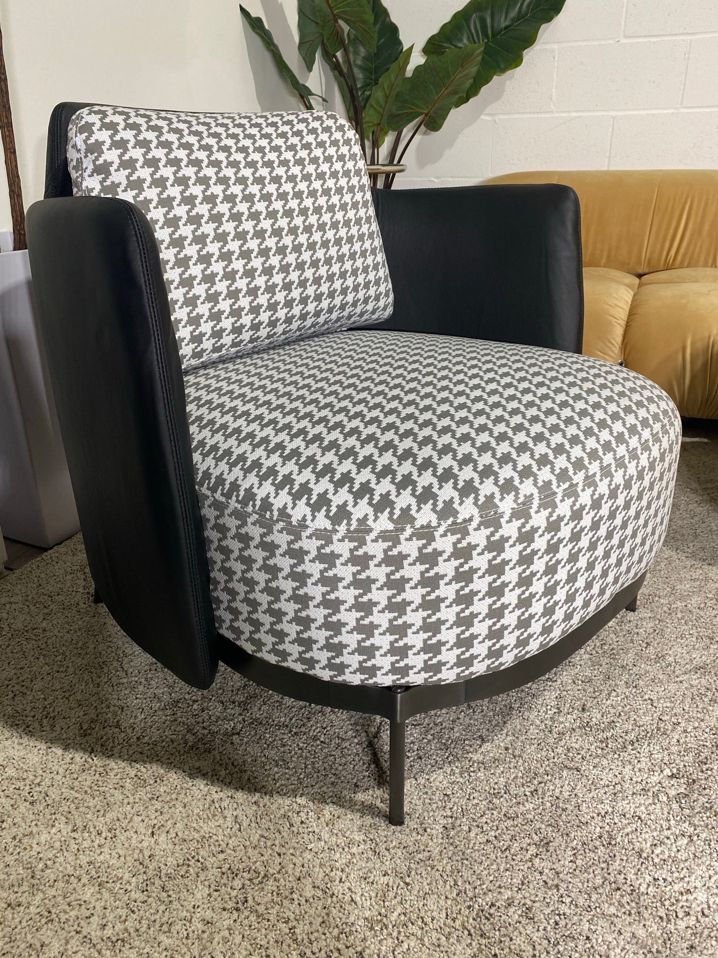 Tape Arm chair - Retro Modern Designs